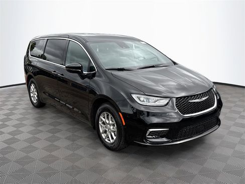 New 2026 Chrysler Pacifica Select image 3