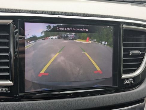 Used 2023 Chrysler Pacifica Touring-L FWD image 19