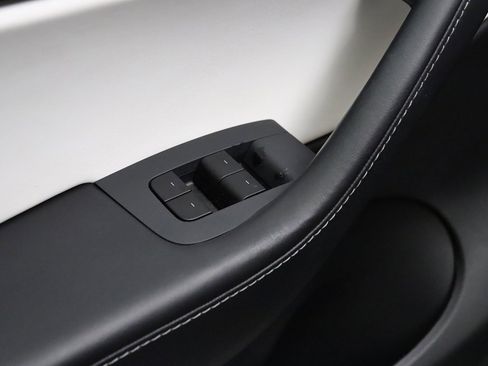 Used 2021 Tesla Model Y Long Range image 18