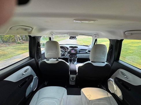 Used 2018 Jeep Renegade Latitude FWD image 12