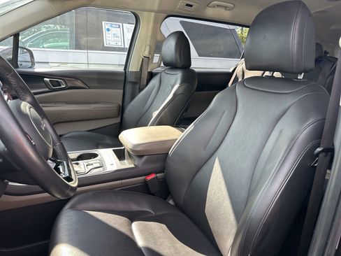 Used 2025 Kia Carnival FWD image 8
