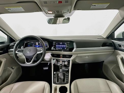 Used 2024 Volkswagen Jetta SE w/ Panoramic Sunroof Package FWD image 4