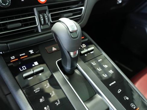 Certified 2025 Porsche Macan AWD/4WD image 24