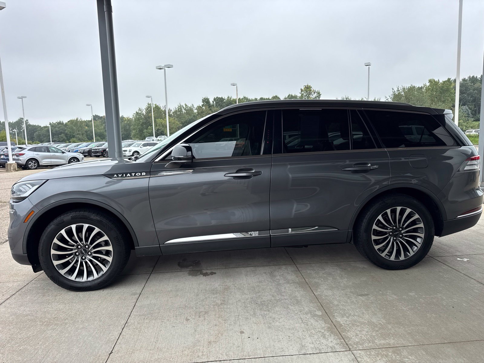 Used 2021 Lincoln Aviator Reserve AWD/4WD image 3