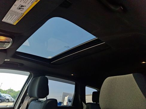 Used 2019 Jeep Grand Cherokee Laredo AWD/4WD image 14