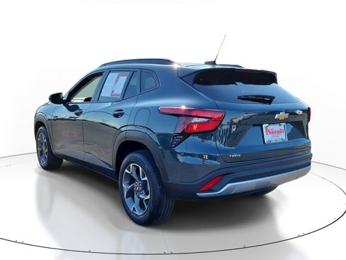 Used 2025 Chevrolet Trax LT w/ Driver Confidence Package FWD image 3