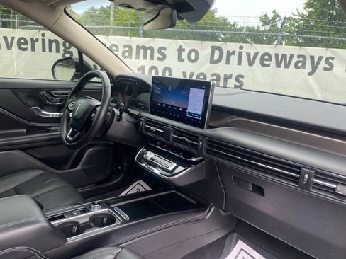 Used 2025 Lincoln Corsair Reserve AWD/4WD image 17
