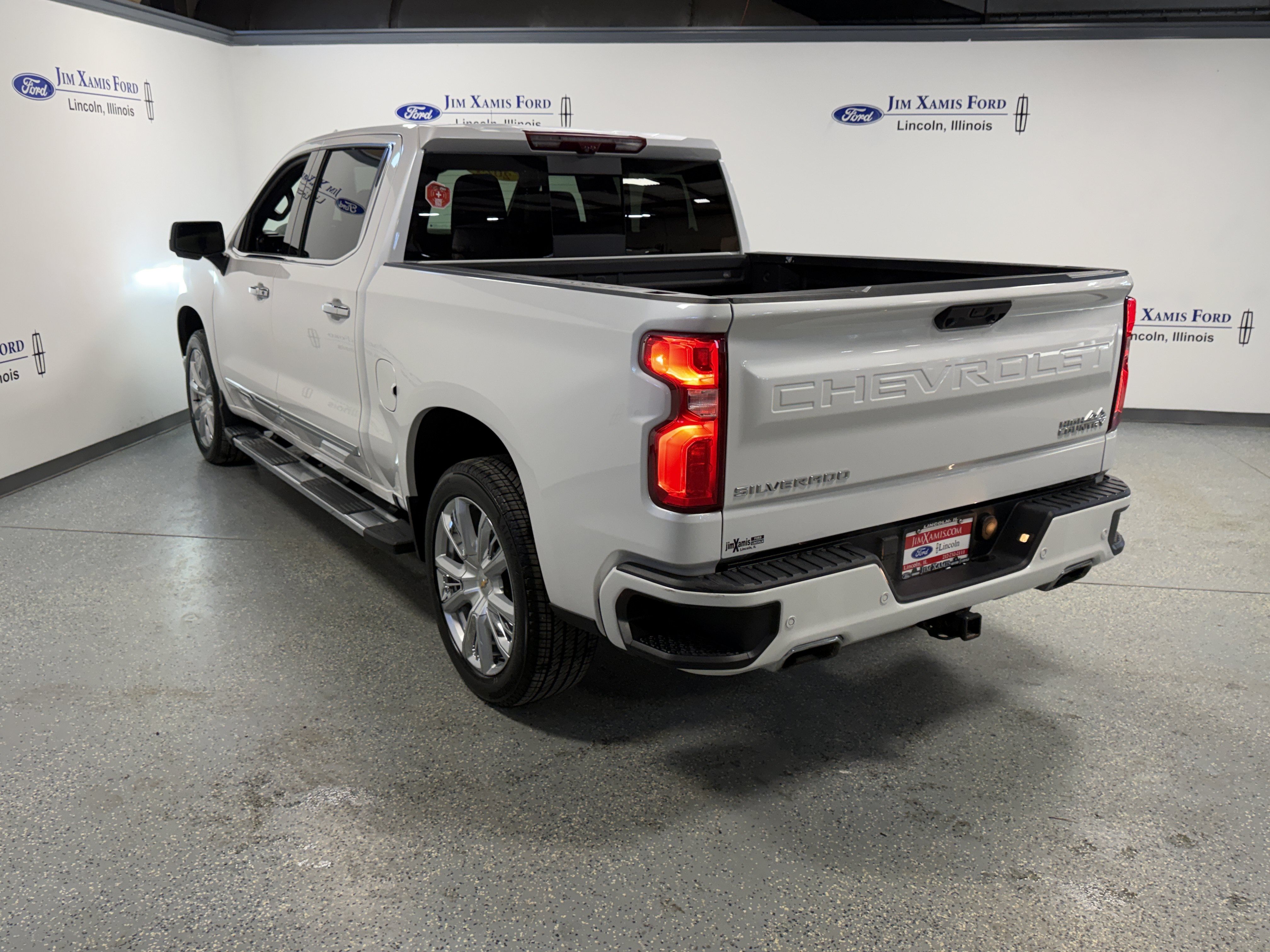 Used 2024 Chevrolet Silverado 1500 High Country w/ High Country Premium Package AWD/4WD image 34