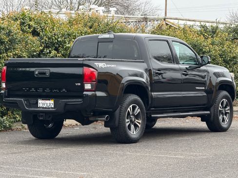 Used 2019 Toyota Tacoma TRD Sport image 3