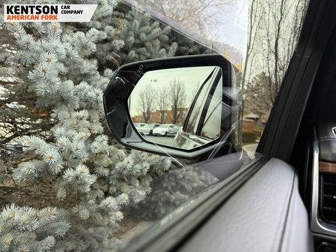 Used 2025 GMC Yukon Denali w/ Sun & Power Step Package image 24