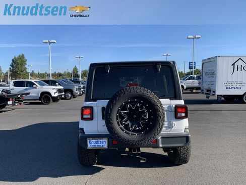 Used 2018 Jeep Wrangler Unlimited Sahara w/ Cold Weather Group AWD/4WD image 6