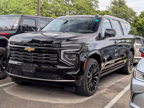 Used 2025 Chevrolet Suburban High Country AWD/4WD image 3