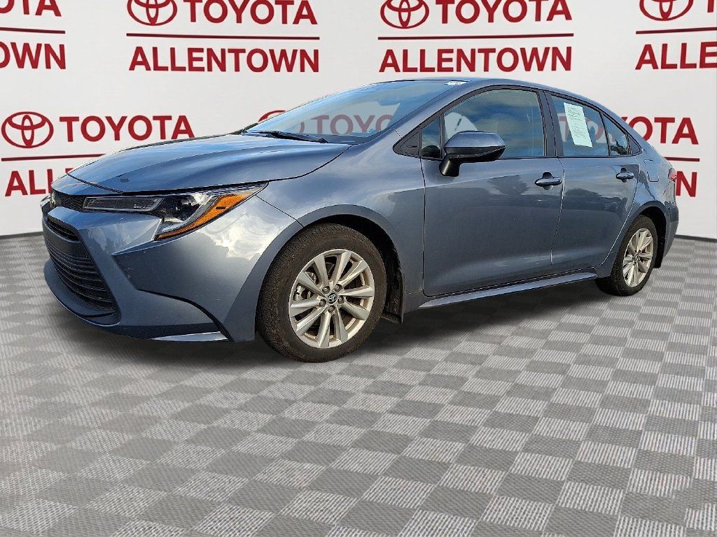 Used 2025 Toyota Corolla LE w/ LE Premium Package FWD image 3