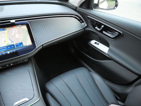 Used 2025 Mercedes-Benz E 350 4MATIC Sedan image 11