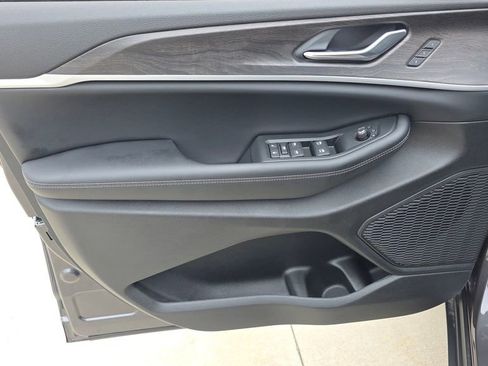 New 2025 Jeep Grand Cherokee Limited w/ Black Appearance Package AWD/4WD image 23