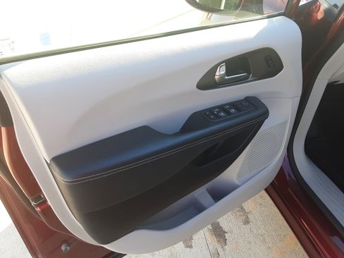 Used 2022 Chrysler Pacifica Touring-L w/ Uconnect Theater Family Group image 9