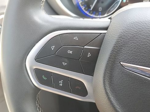 Used 2023 Chrysler Pacifica Touring-L FWD image 22