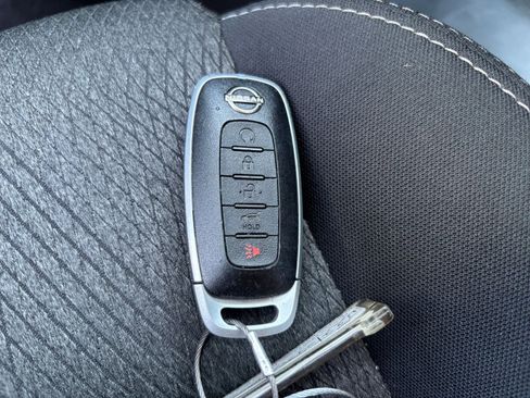 Used 2025 Nissan Rogue SV FWD image 27