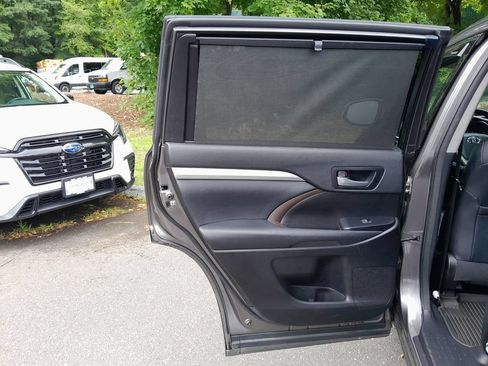 Used 2017 Toyota Highlander XLE AWD/4WD image 31