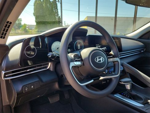 Used 2024 Hyundai Elantra SEL image 17