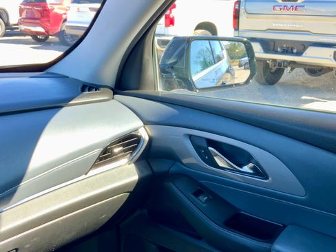 Used 2018 Chevrolet Traverse LT image 36