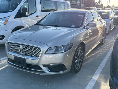 Used 2017 Lincoln Continental Select image 9