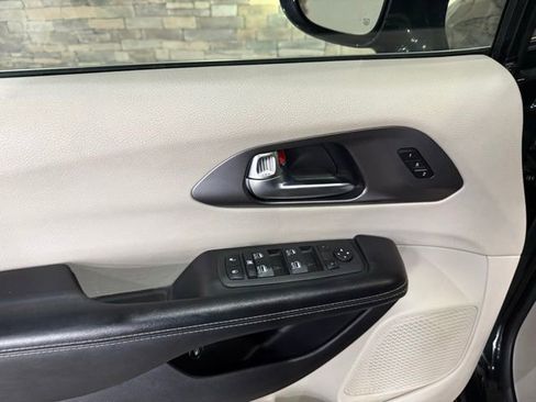 Used 2022 Chrysler Pacifica Touring-L w/ Uconnect Theater Family Group FWD image 12