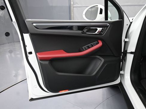 Certified 2025 Porsche Macan image 15