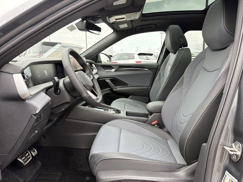 New 2026 Volkswagen Tiguan SE R-Line FWD image 11