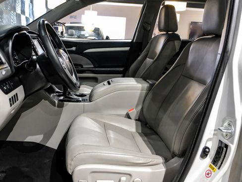 Used 2018 Toyota Highlander XLE w/ Protection Package #3 AWD/4WD image 4