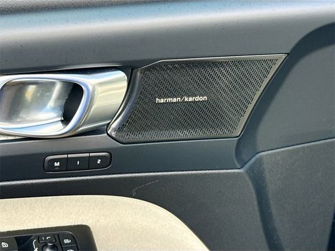 Used 2024 Volvo XC40 B5 Plus image 20