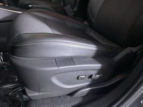Used 2020 Chevrolet Trax LT w/ LT Convenience Package FWD image 9