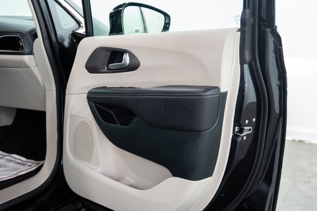 Used 2024 Chrysler Pacifica Limited FWD image 15