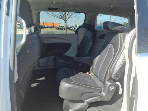 Used 2023 Chrysler Pacifica Touring-L image 13