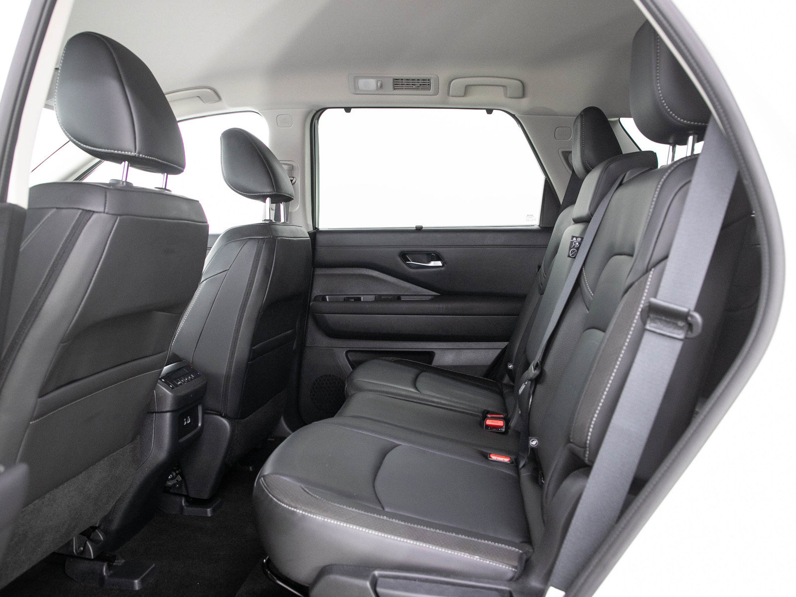 Used 2024 Nissan Pathfinder SL AWD/4WD image 16