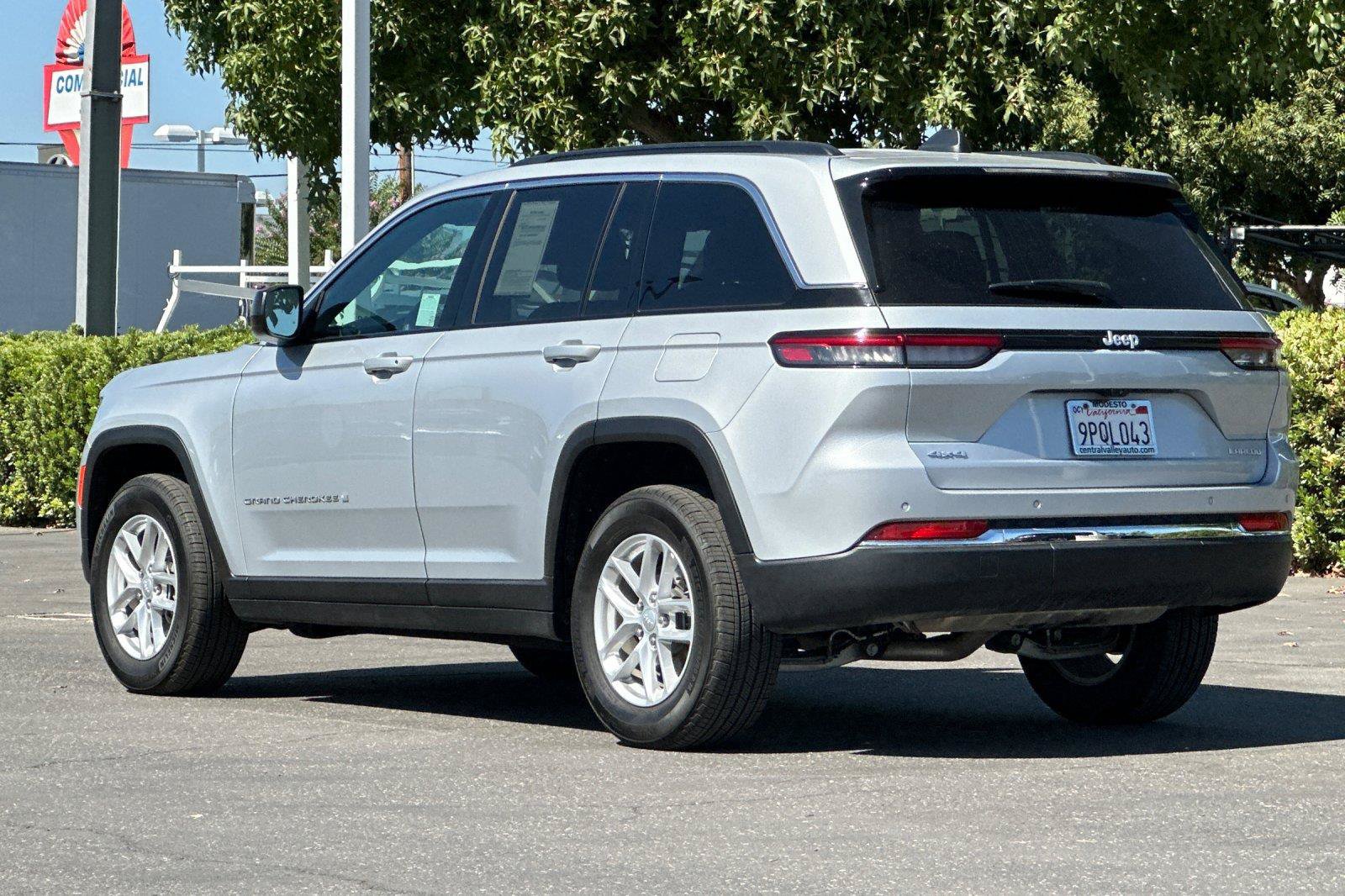 Used 2025 Jeep Grand Cherokee Laredo X w/ Luxury Tech Group I AWD/4WD image 5