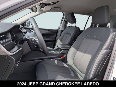 Used 2024 Jeep Grand Cherokee Laredo AWD/4WD image 12