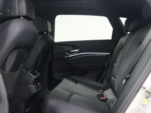 Used 2022 Audi e-tron Premium Plus w/ Premium Plus Package AWD/4WD image 22