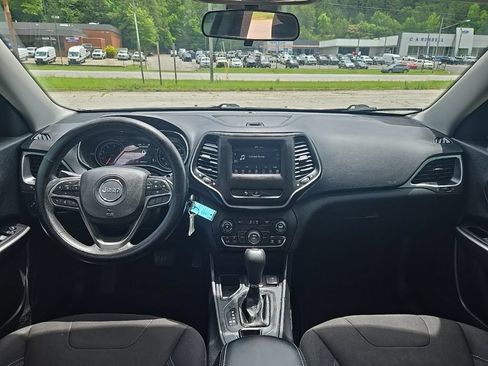 Used 2020 Jeep Cherokee Latitude FWD image 2