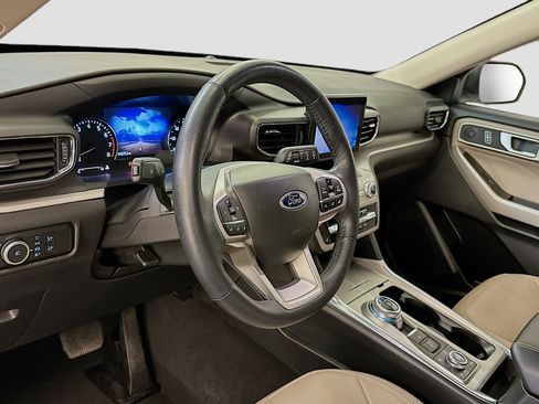 Used 2024 Ford Explorer XLT w/ Equipment Group 202A image 18
