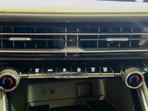 Used 2024 Chevrolet Traverse LT w/ LPO, Floor Liner Package FWD image 13