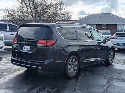 Used 2020 Chrysler Pacifica Limited image 3