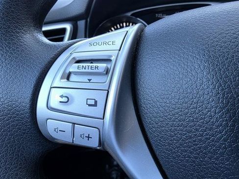 Used 2016 Nissan Rogue SV FWD image 13