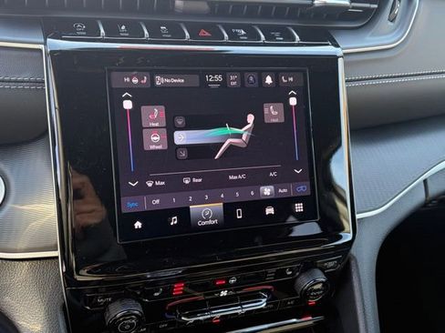 New 2025 Jeep Grand Cherokee Altitude image 21