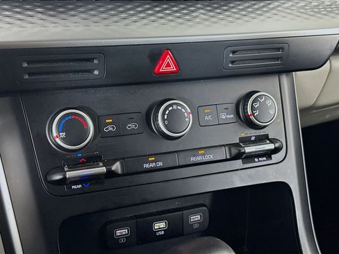 Used 2024 Kia Carnival LX image 22