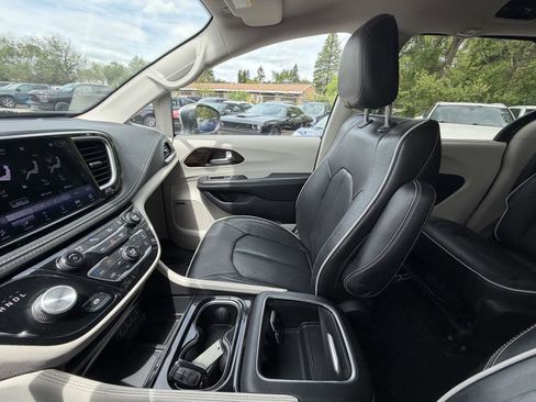 Used 2021 Chrysler Pacifica Limited w/ Premium & Safety Sphere Group FWD image 23