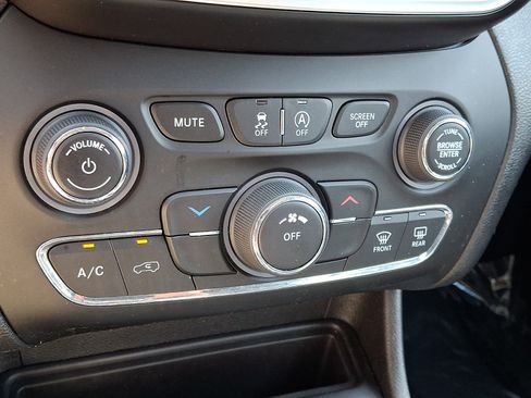 Used 2019 Jeep Cherokee Latitude Plus w/ Cold Weather Group AWD/4WD image 15