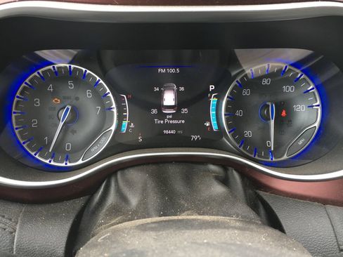 Used 2017 Chrysler Pacifica Limited FWD image 2