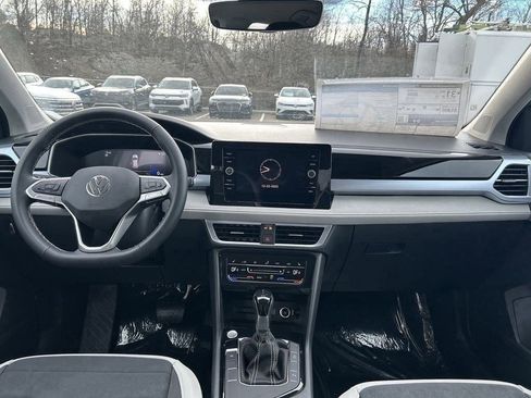 New 2026 Volkswagen Taos SE FWD image 10