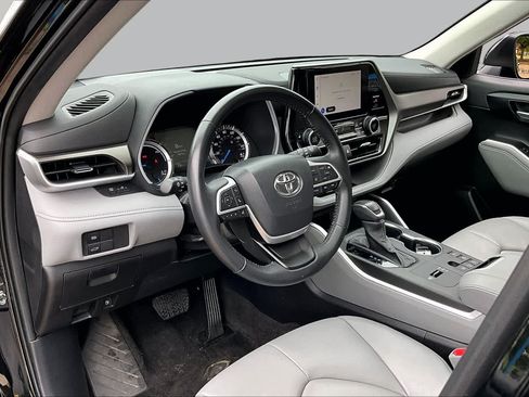Used 2023 Toyota Highlander XLE AWD/4WD image 18
